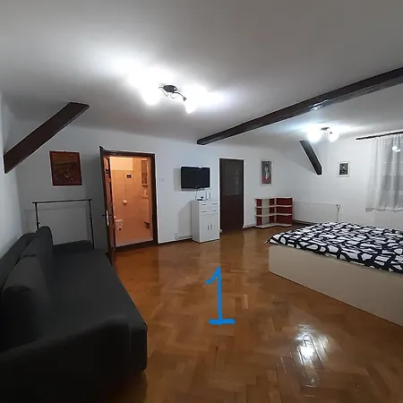 Old Town Apartment *